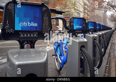 L'une des 330 stations d'accueil, celle-ci près de Citi pour Astor Place la location de vélos, location de la ville de New York. Banque D'Images