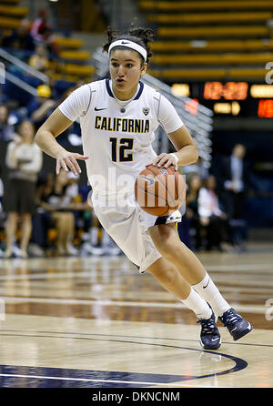 Berkeley, CA, USA. 7 Décembre, 2013. Dec 07 2013 - Berkeley CA USA California porte G #  12 Hind Ben Abdelkader à mi cour au cours de NCAA de basket-ball femmes match entre les Tigres de l'Université du Pacifique et la Californie Golden Bears 68-66 heures supplémentaires gagner au Pavillon Hass Berkeley Californie Crédit : csm/Alamy Live News Banque D'Images