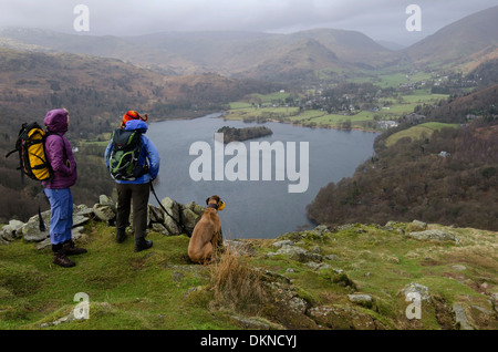 Dog Walkers admirant le paysage plus de Grasmere, Cumbria, Angleterre Banque D'Images