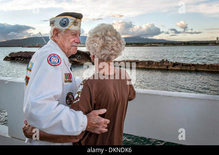 Survivant de Pearl Harbor Wally Walling et Joan Bohl, ni de l'USS Arizona Memorial à l'anniversaire de l'attaque sur Pearl Harbor par le Japon le 7 décembre, 2013 à Honolulu, Hawaï. Banque D'Images