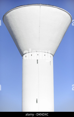 Réservoir de stockage de l'eau avec ciel bleu sur l'arrière-plan Banque D'Images