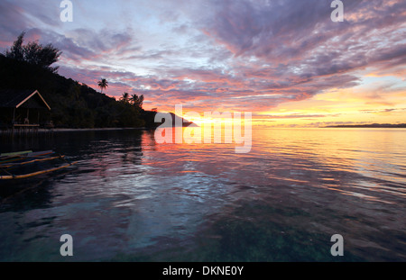 Kri Island coucher du soleil dans l'îles Raja Ampat, Papouasie Occidentale Banque D'Images