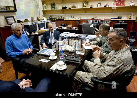 Le secrétaire américain à la défense Chuck Hagel se réunit avec le commandant de la FIAS, le général Joseph Dunford et l'Ambassadeur James Cunningham au quartier général de la FIAS, le 7 décembre 2013 à Kaboul, Afghanistan. Banque D'Images