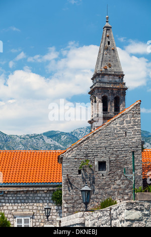 Clocher de l'église Saint-Nicolas à Perast ville. Baie de Kotor Banque D'Images