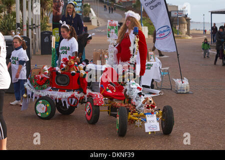 Bournemouth, Royaume-Uni Dimanche 8 décembre 2013. Exécuter avec charité Jog Jingle 3k et 6k le long du front de mer de Bournemouth Cours pour les adultes et 1,5 ko fun run pour les enfants afin de récolter des fonds pour différentes capacités et la charité dans le Dorset pour enfants et adultes avec celebral paralysie cérébrale et des troubles d'apprentissage. Banque D'Images