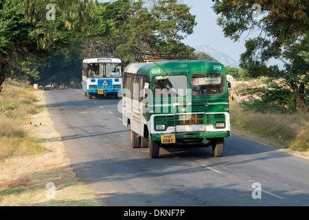 Les bus indiens / entraîneurs voyager tôt le matin à la campagne. L'Andhra Pradesh, Inde Banque D'Images