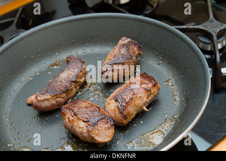 Faire saisir la viande dans la casserole. Banque D'Images