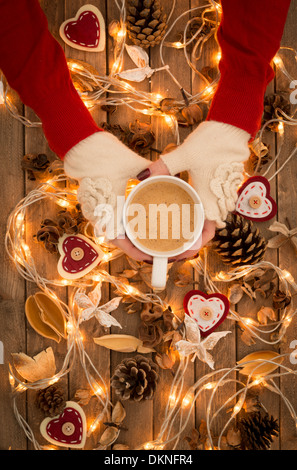 Décorations de Noël avec boisson Banque D'Images