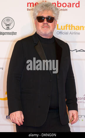 Berlin, Allemagne. 7 Décembre, 2013. Réalisateur espagnol Pedro Almodovar arrvies à la 26e European Film Awards à Berlin, Allemagne, 7 décembre 2013. Photo : Tim Brakemeier/dpa/Alamy Live News Banque D'Images