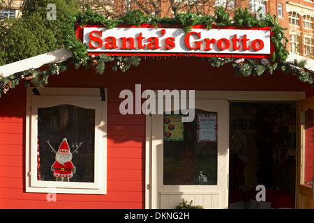 Bournemouth, Royaume-Uni Dimanche 8 décembre 2013. Profitant de l'occasion des fêtes de Noël à Bournemouth - Santa's Grotto Banque D'Images