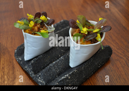 La nourriture de Simon Rogan's award winning restaurant L'enclume en Cumbria Banque D'Images