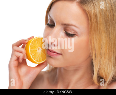 Portrait of teenage girl holding lemon Banque D'Images