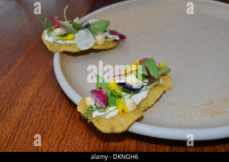 La nourriture de Simon Rogan's award winning restaurant L'enclume en Cumbria Banque D'Images
