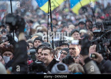 Kiev, compromettraient. 7 Décembre, 2013. Les partisans de l'opposition continuent leur protestation que l'ancien président Mikhaïl Saakachvili (3e à partir de L) pousse dans la foule pour parler aux manifestants sur la place de l'indépendance à Kiev, compromettraient, 7 décembre 2013. Les protestations permanentes sont dirigés contre le Président ukrainien Ianoukovitch et l'objectif de relations plus étroites avec l'Union européenne. Photo : Jan A. Nicolas dpa/Alamy Live News Banque D'Images