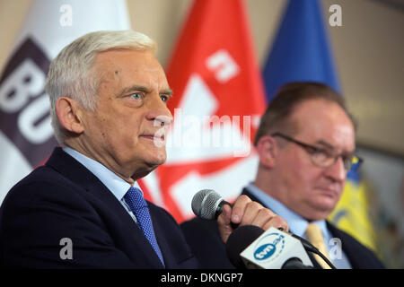 Les politiciens polonais Jerzy Buzek (L) et Jacek Saryusz-Wolski parler que des représentants d'un groupe de membres du Parlement européen (MPE) de au cours d'une conférence de presse à Kiev, compromettraient, 7 décembre 2013. Les députés européens arrive pour les pourparlers avec l'opposition à Kiev. Les protestations permanentes sont dirigés contre le Président ukrainien Ianoukovitch et l'objectif de relations plus étroites avec l'Union européenne. Photo : Jan A. Nicolas dpa Banque D'Images