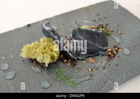 La nourriture de Simon Rogan's award winning restaurant L'enclume en Cumbria Banque D'Images