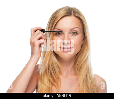 Portrait of teenage girl applying mascara Banque D'Images