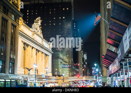 NEW YORK, États-Unis - 26 novembre : Entrée de la gare Grand Central éclairé par des projecteurs. Le 26 novembre 2013 à New York. Banque D'Images