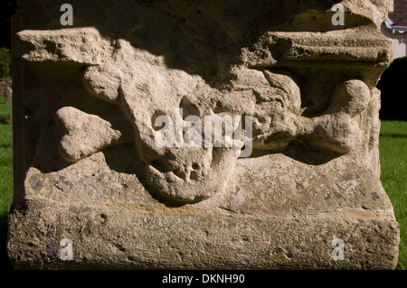 L'os du crâne et tombe, dans le cimetière, l'église du Saint-Esprit, Crowcombe, collines de Quantock, Somerset Banque D'Images