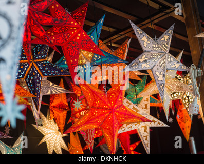 Lanternes Star en vente sur l'un des étals au marché de Noël qui s'est tenue à l'Hôtel de ville de Munich, Allemagne Banque D'Images