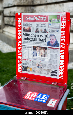 Éventaire à vendre des journaux dans le centre de Munich, Allemagne Banque D'Images