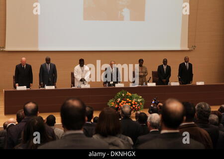 Alger, Algérie. Dec 8, 2013. Le deuil pour les participants de l'Afrique du Sud l'ancien Président Nelson Mandela lors de la séminaire de haut niveau sur la paix et la sécurité, qui dure du 8 décembre au 10 décembre à Alger, capitale de l'Algérie, le 8 décembre 2013. © Mohamed KADRI/Xinhua/Alamy Live News Banque D'Images