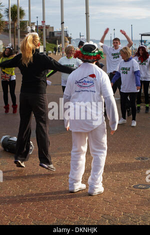 Bournemouth, Royaume-Uni Dimanche 8 décembre 2013. Exécuter avec charité Jog Jingle 3k et 6k le long du front de mer de Bournemouth Cours pour les adultes et 1,5 ko fun run pour les enfants afin de récolter des fonds pour différentes capacités et la charité dans le Dorset pour enfants et adultes avec celebral paralysie cérébrale et des troubles d'apprentissage. Banque D'Images