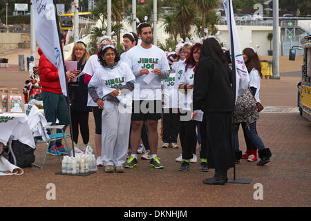 Bournemouth, Royaume-Uni Dimanche 8 décembre 2013. Exécuter avec charité Jog Jingle 3k et 6k le long du front de mer de Bournemouth Cours pour les adultes et 1,5 ko fun run pour les enfants afin de récolter des fonds pour différentes capacités et la charité dans le Dorset pour enfants et adultes avec celebral paralysie cérébrale et des troubles d'apprentissage. Banque D'Images