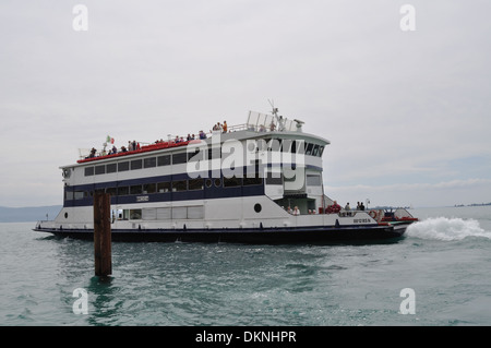 Le car-ferry Brescia, en usage ici seulement pour les passagers, les feuilles Gardone Riviera, sur le lac de Garde. Banque D'Images