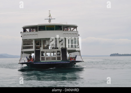 Le car-ferry Brennero, l'un des plus grands ferries dans la flotte, approches Gardone Riviera sur le lac de Garde Banque D'Images