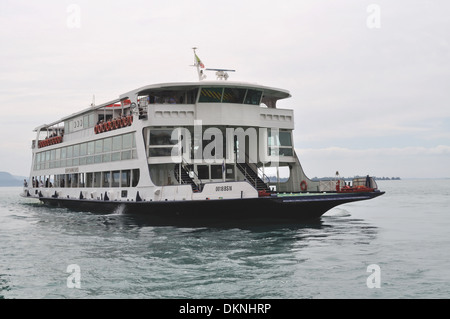 Le car-ferry Brennero, l'un des plus grands ferries dans la flotte, approches Gardone Riviera sur le lac de Garde Banque D'Images