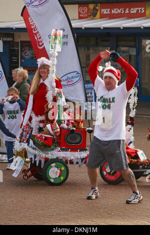 Bournemouth, Royaume-Uni Dimanche 8 décembre 2013. Exécuter avec charité Jog Jingle 3k et 6k le long du front de mer de Bournemouth Cours pour les adultes et 1,5 ko fun run pour les enfants afin de récolter des fonds pour différentes capacités et la charité dans le Dorset pour enfants et adultes avec celebral paralysie cérébrale et des troubles d'apprentissage. Banque D'Images