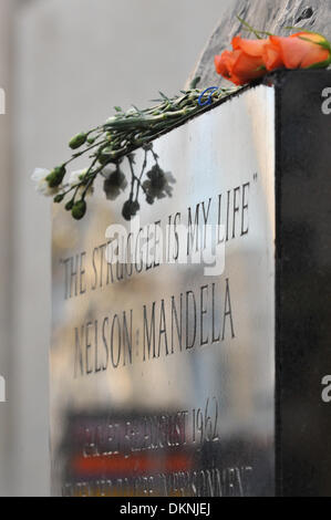 Southbank, Londres, Royaume-Uni. 8 décembre 2013. Des fleurs et des hommages à la le buste de Nelson Mandela sur la rive sud. Crédit : Matthieu Chattle/Alamy Live News Banque D'Images