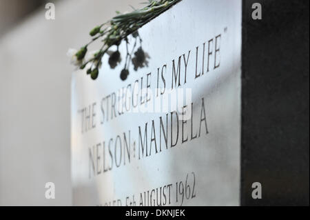 Southbank, Londres, Royaume-Uni. 8 décembre 2013. Des fleurs et des hommages à la le buste de Nelson Mandela sur la rive sud. Crédit : Matthieu Chattle/Alamy Live News Banque D'Images