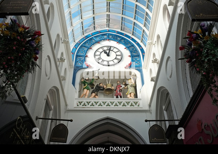 L'horloge et le tintement des cloches à Thorntons Arcade, Leeds Banque D'Images