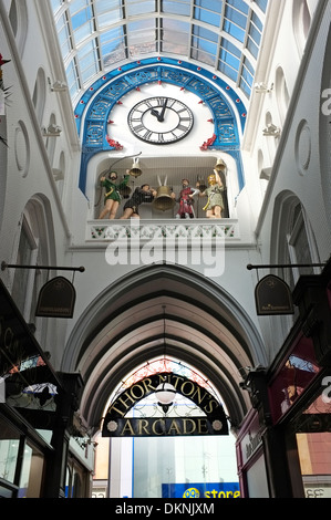 L'horloge et le tintement des cloches à Thorntons Arcade, Leeds Banque D'Images