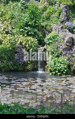 Dans le lac et cascade Andre Heller Botanical Gardens, Gardone Riviera, Lac de Garde. Banque D'Images