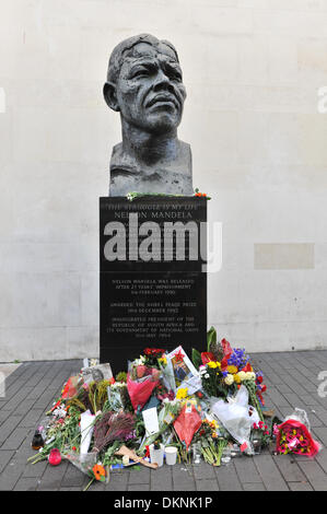 Southbank, Londres, Royaume-Uni. 8 décembre 2013. Fleurs et hommages au pied du buste de Nelson Mandela sur la rive sud. Crédit : Matthieu Chattle/Alamy Live News Banque D'Images