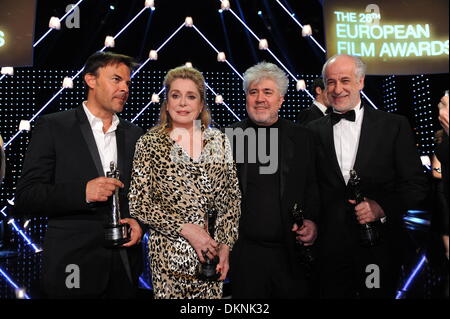 Le réalisateur français François Ozon (L-R), l'actrice Catherine Deneuve, directeur espagnol Pedro Almodovar et acteur italien Toni Servillo stand sur scène après la 26e cérémonie des European Film Awards à Berlin, 07 décembre 2013. Photo : Britta Pedersen/dpa Banque D'Images