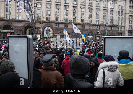 Kiev, Ukraine. 7 décembre 2013. Rassemblement de l'opposition sur l'Indipendence square rassemble des milliers de manifestants à Kiev ts ils demandent au gouvernement de démissionner.Le 7 décembre 2013 à Kiev, Ukraine. Credit : Natasha St-Pier rédaction/borzicchi Alamy Live News Banque D'Images