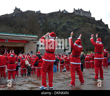 Edinburgh, Scotland UK. 8e mars 2014. Noël écossais Santa Run, les jardins de Princes Street Banque D'Images