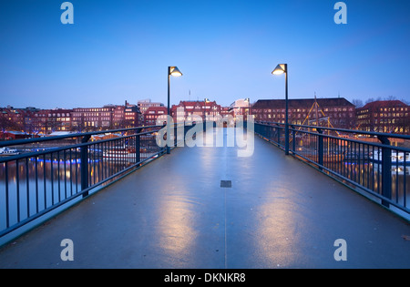 Vue sur le pont de la ville de Brême en Allemagne, au crépuscule Banque D'Images