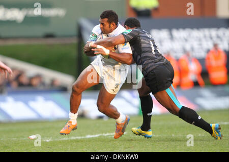 Leicester, Royaume-Uni. Le 08 mai 2013. Timoci Nagusa de Montpellier est abordé par Vereniki Goneva en action au cours de la Heineken Cup match entre Leicester Tigers et Montpellier à Welford Road Crédit : Action Plus Sports/Alamy Live News Banque D'Images