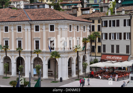 Piazza della Vittoria à Salo, sur le lac de Garde, est le point d'embarquement pour les ferries. Banque D'Images