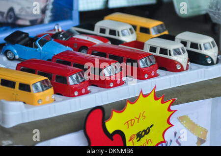 Manille, Philippines. Dec 8, 2013. Les Coccinelles Volkswagen line up pour la 28e Classique de Volkswagen et Custom Car show qui a eu lieu à l'intérieur de l'enceinte de l'Hôtel de ville de Quezon City, au nord-est de Manille, le dimanche, 08 décembre 2013. Le rassemblement annuel des passionnés de Volkswagen Volkswagen a été lancé par le Club des Philippines, qui a été fondée en 1985 Crédit : George Calvelo/NurPhoto ZUMAPRESS.com/Alamy/Live News Banque D'Images