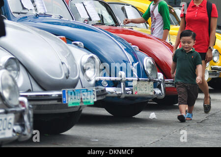 Manille, Philippines. Dec 8, 2013. Les Coccinelles Volkswagen line up pour la 28e Classique de Volkswagen et Custom Car show qui a eu lieu à l'intérieur de l'enceinte de l'Hôtel de ville de Quezon City, au nord-est de Manille, le dimanche, 08 décembre 2013. Le rassemblement annuel des passionnés de Volkswagen Volkswagen a été lancé par le Club des Philippines, qui a été fondée en 1985 Crédit : George Calvelo/NurPhoto ZUMAPRESS.com/Alamy/Live News Banque D'Images