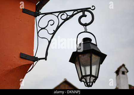 Vintage lampe rue accroché sur un mur Banque D'Images