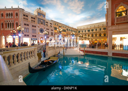 La Place St Marc de Venise le centre commercial de Macao avec Canal Grande gondole de Venise, et boutiques de style, Macao, Chine Banque D'Images