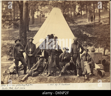 Cette image représente des éclaireurs et des guides dans le Maryland, fournissant de l'aide à l'armée du Potomac pendant la guerre de Sécession. Ces groupes ont joué un rôle clé en soutenant les efforts militaires, en fournissant des renseignements et en offrant une aide logistique. Banque D'Images