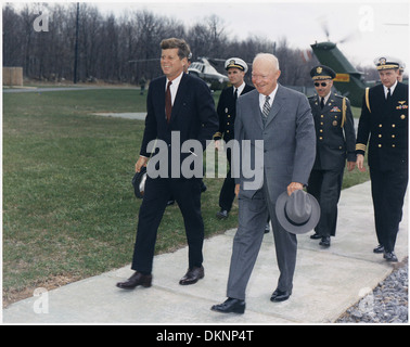 Rencontre avec le président Eisenhower. Le président Kennedy, le président Eisenhower, aides militaires. Camp David, MD. 194198 Banque D'Images